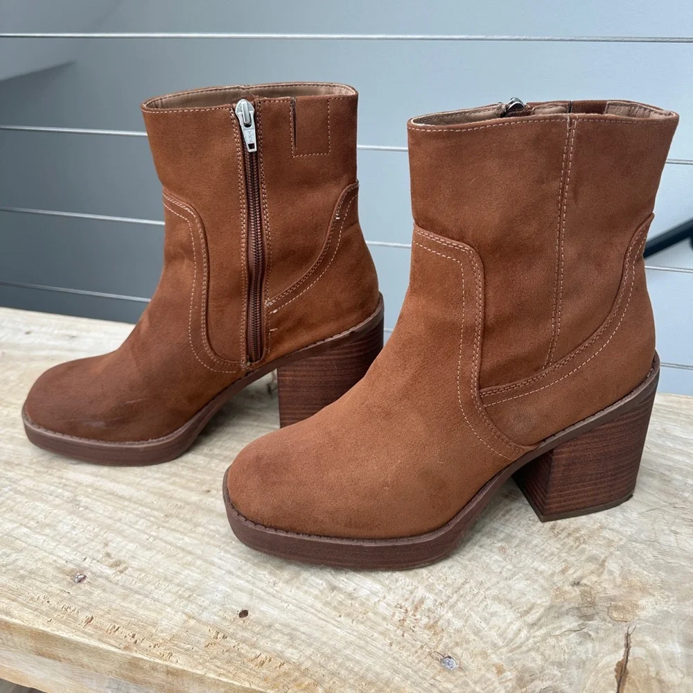 Target Brown Suede Ankle Boots with Block Heel and Side Zipper fall festival 9 - Picture 4 of 7